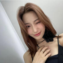 selfie of Lee Sae-rom from Fromis_9